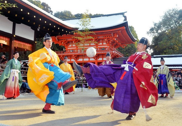 Permainan sepak bola kuno digelar di kuil Kyoto