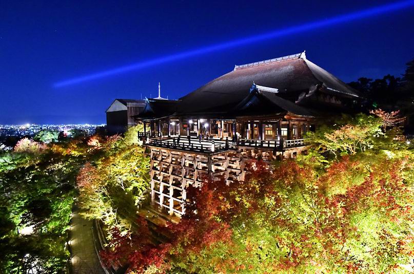 Kuil Kiyomizudera di Kyoto memamerkan warna musim gugurnya di malam hari