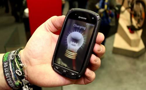 Pabrikan Jepang Kenalkan Smartphone Tenaga Matahari