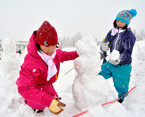 1.585 boneka manusia salju yang berderet di lapangan SMA Nagano memecahkan rekor dunia