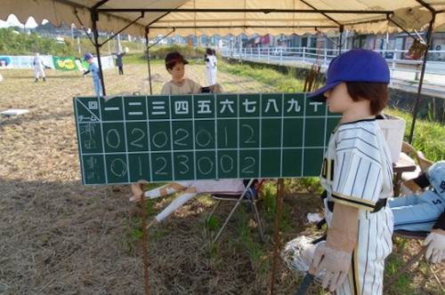 Orang-orangan sawah yang bermain softball ini membuat kota di Jepang terhibur, dan juga merinding