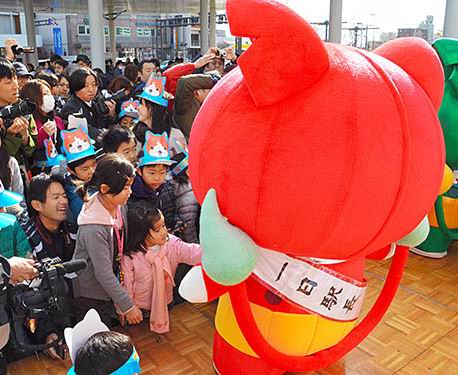 Berbagai karakter Yokai Watch 'membajak' JR Kumamoto Station